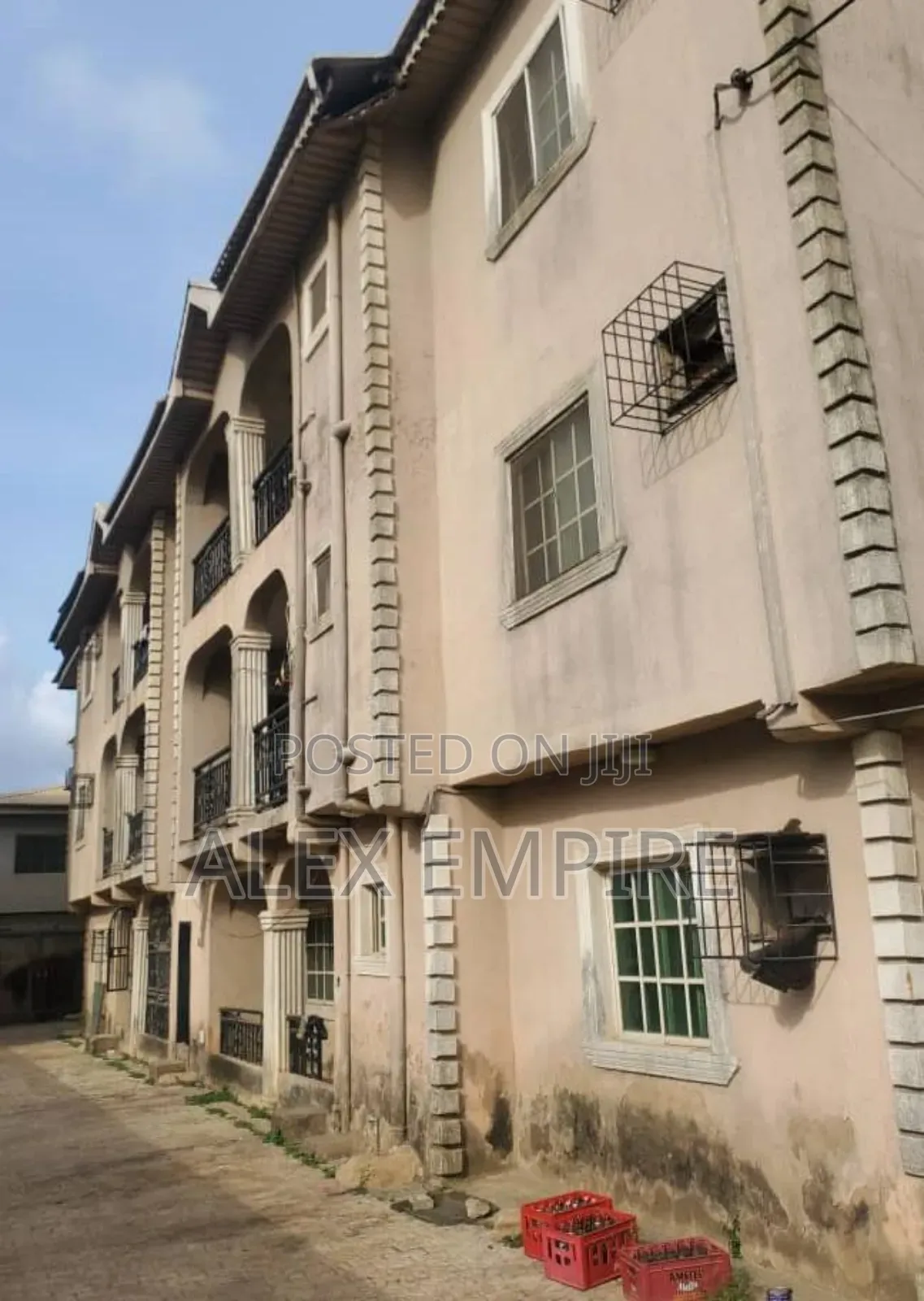3bdrm Block of Flats in Okota for sale in Okota