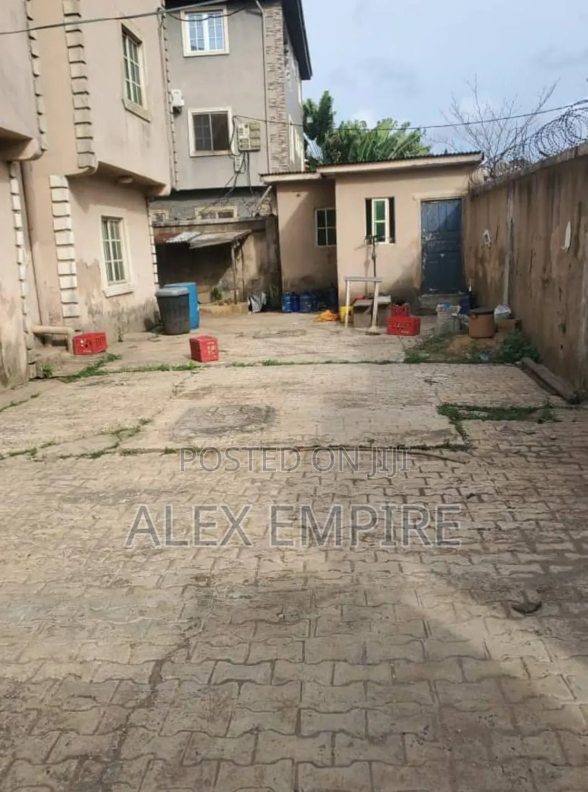 3bdrm Block of Flats in Okota for sale in Okota