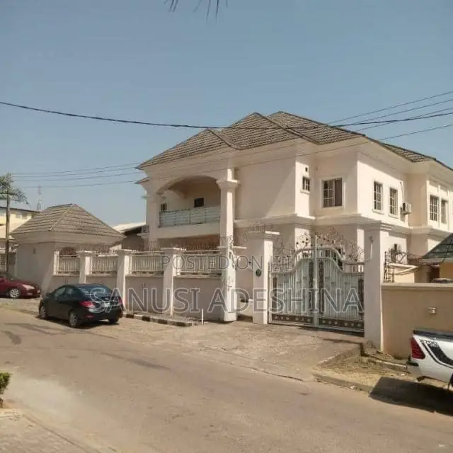 8bdrm Duplex in Wuse Zone 4 Fct for sale in Zone 4 / Wuse
