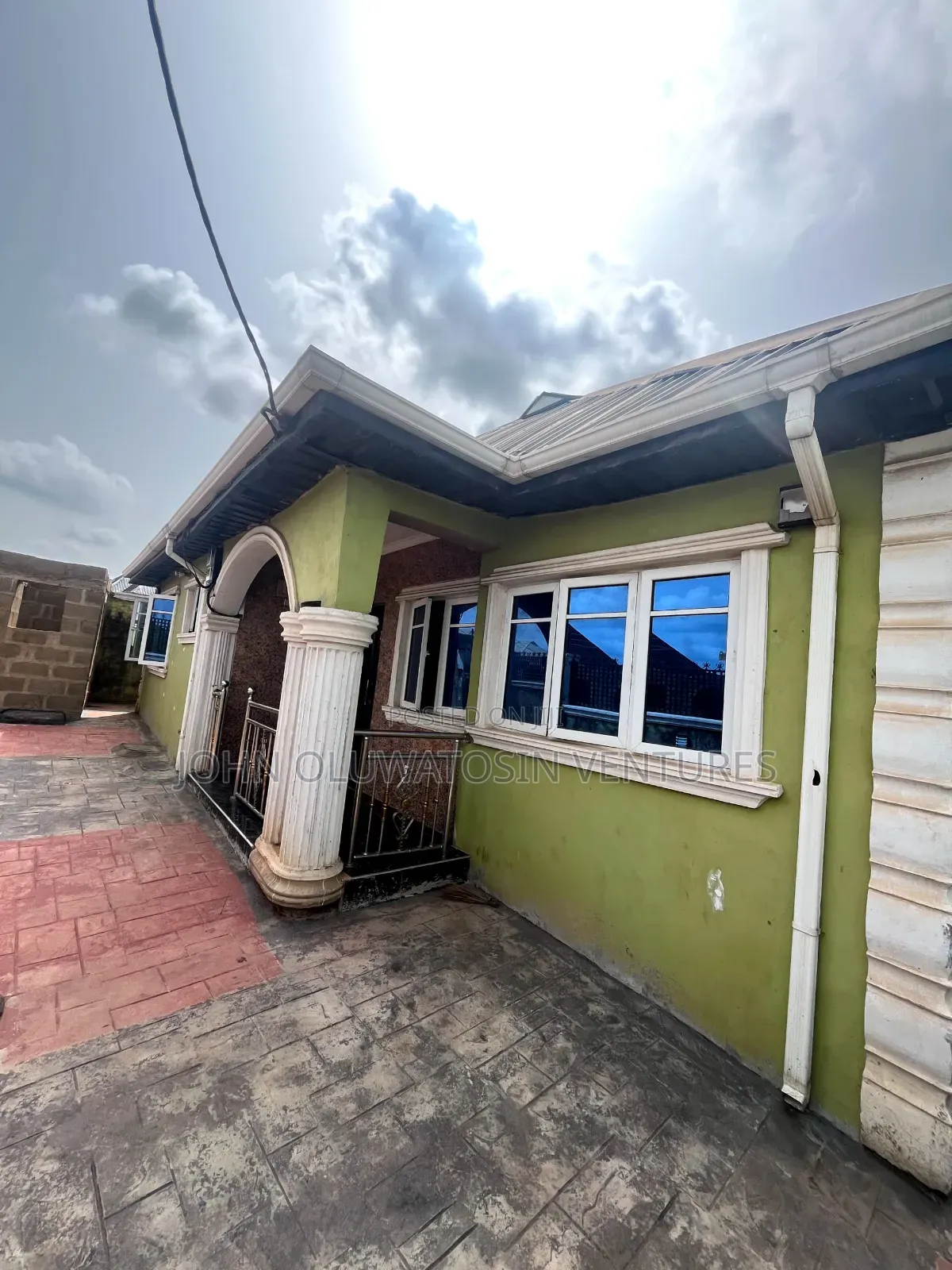 3bdrm Bungalow in Olodo Garage, Iwo Road for rent in Iwo Road