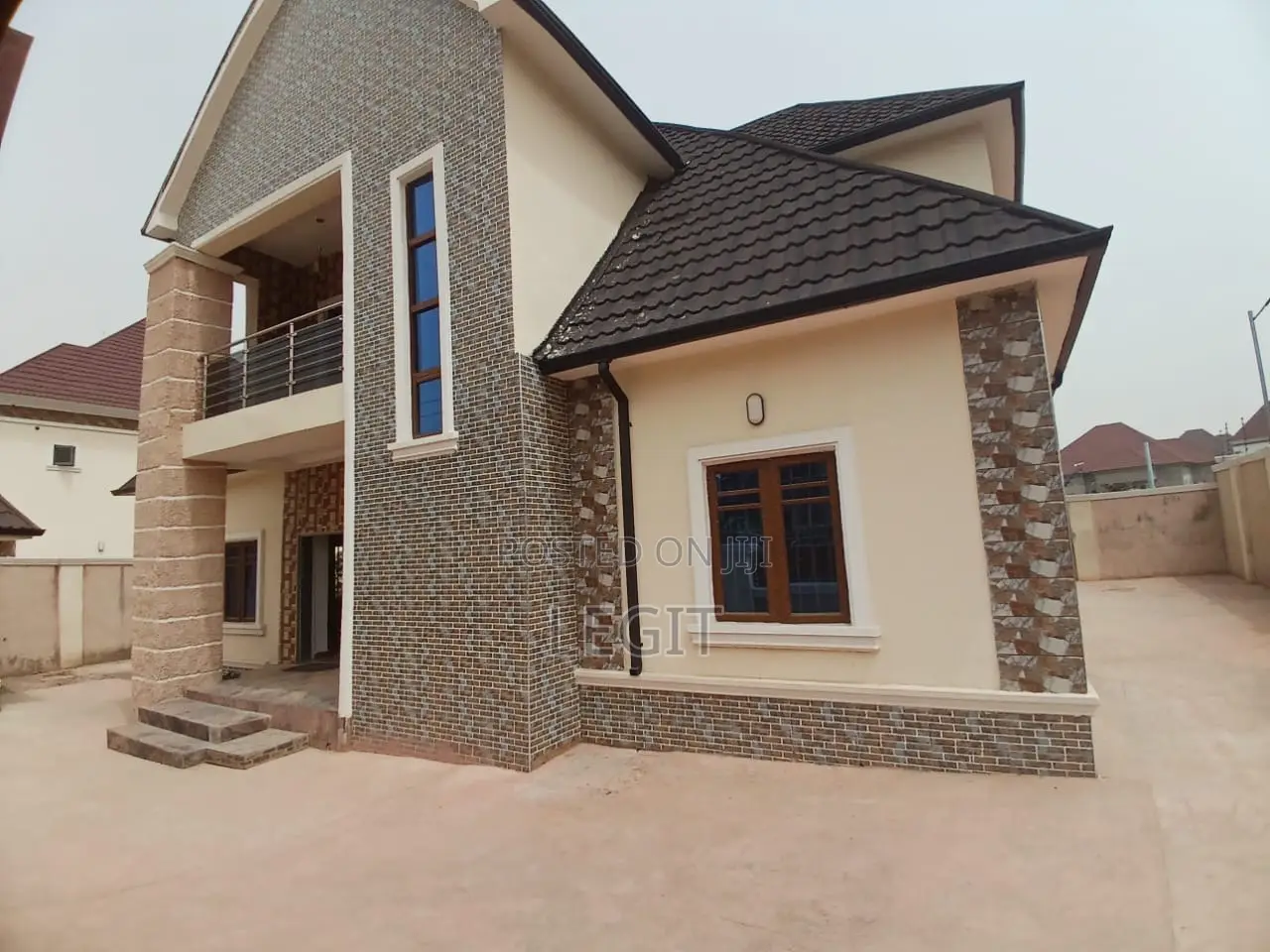 5bdrm Duplex in Lugbe District for sale in Lugbe District
