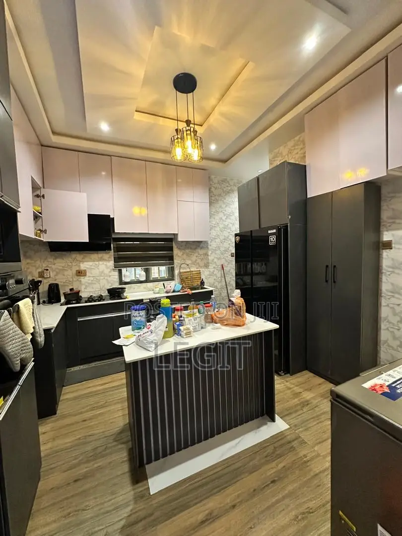 5bdrm Duplex in Lugbe District for sale in Lugbe District