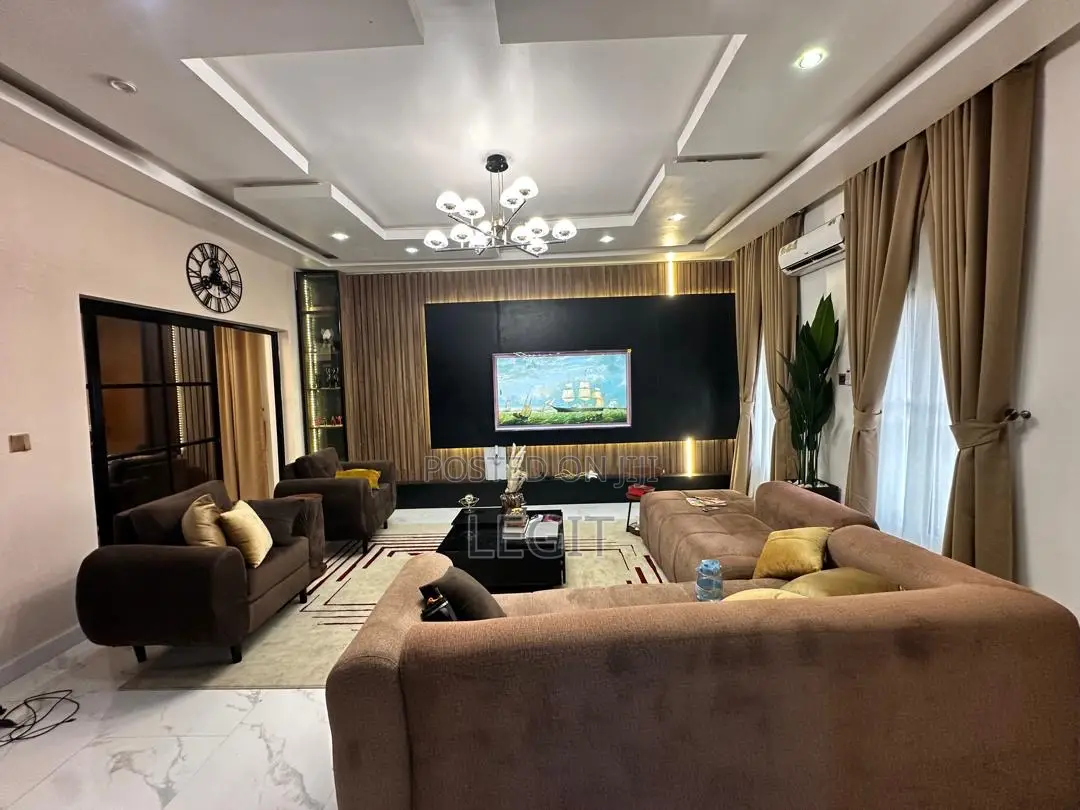 5bdrm Duplex in Lugbe District for sale in Lugbe District