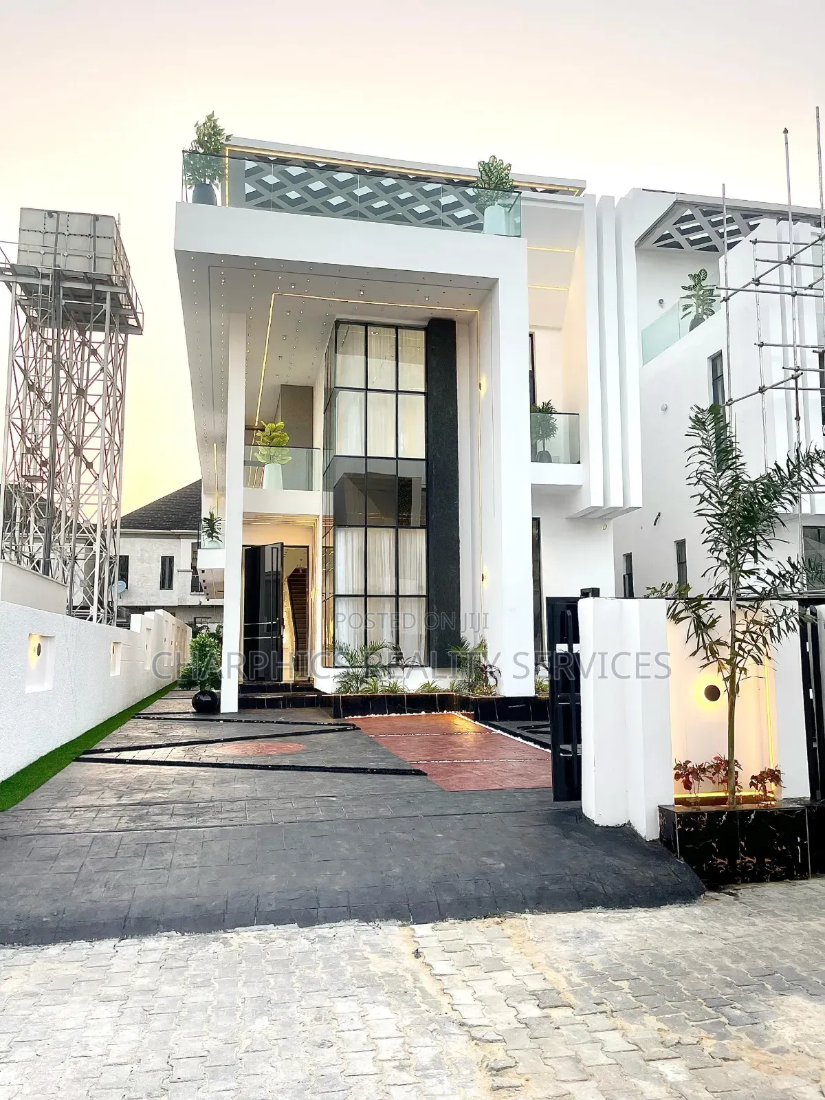 5bdrm Duplex in Chevron for sale in Chevron