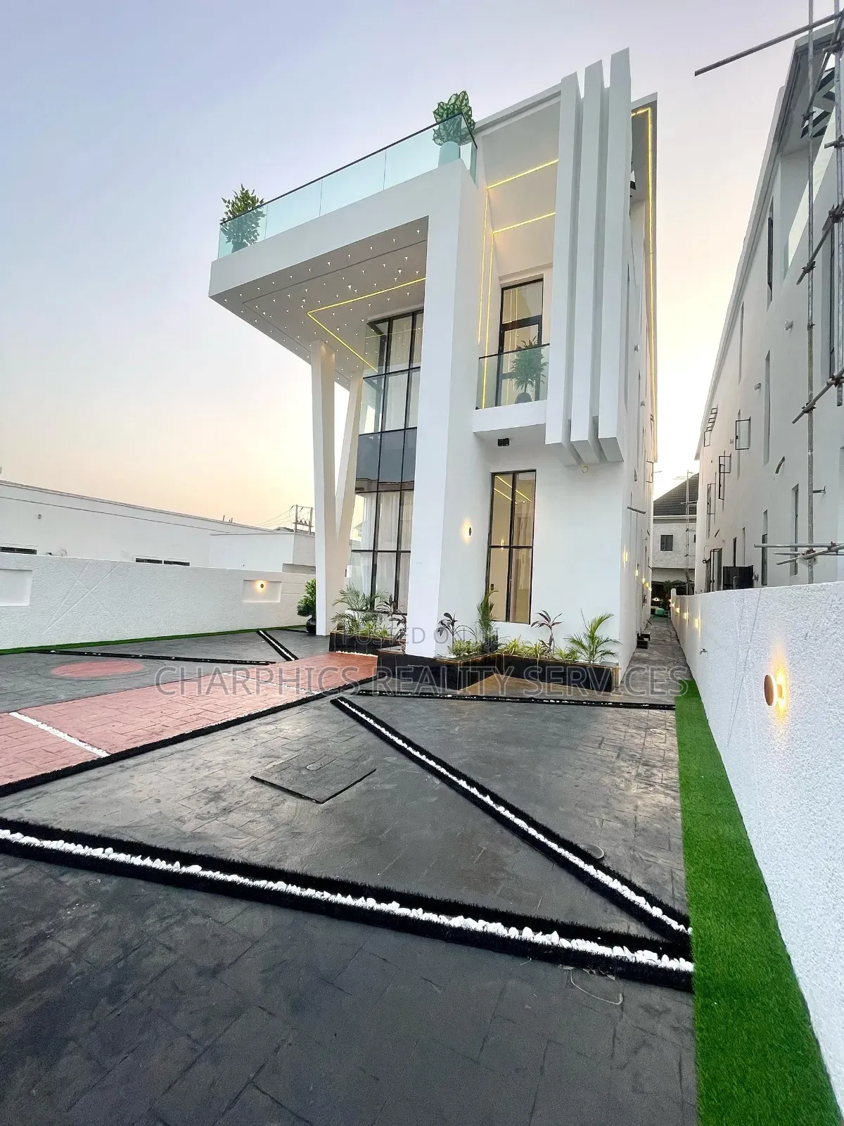 5bdrm Duplex in Chevron for sale in Chevron
