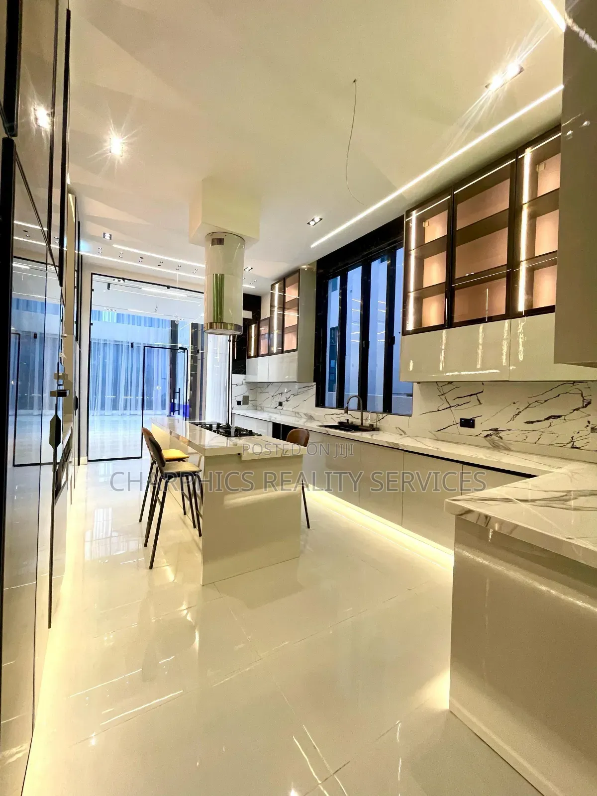 5bdrm Duplex in Chevron for sale in Chevron
