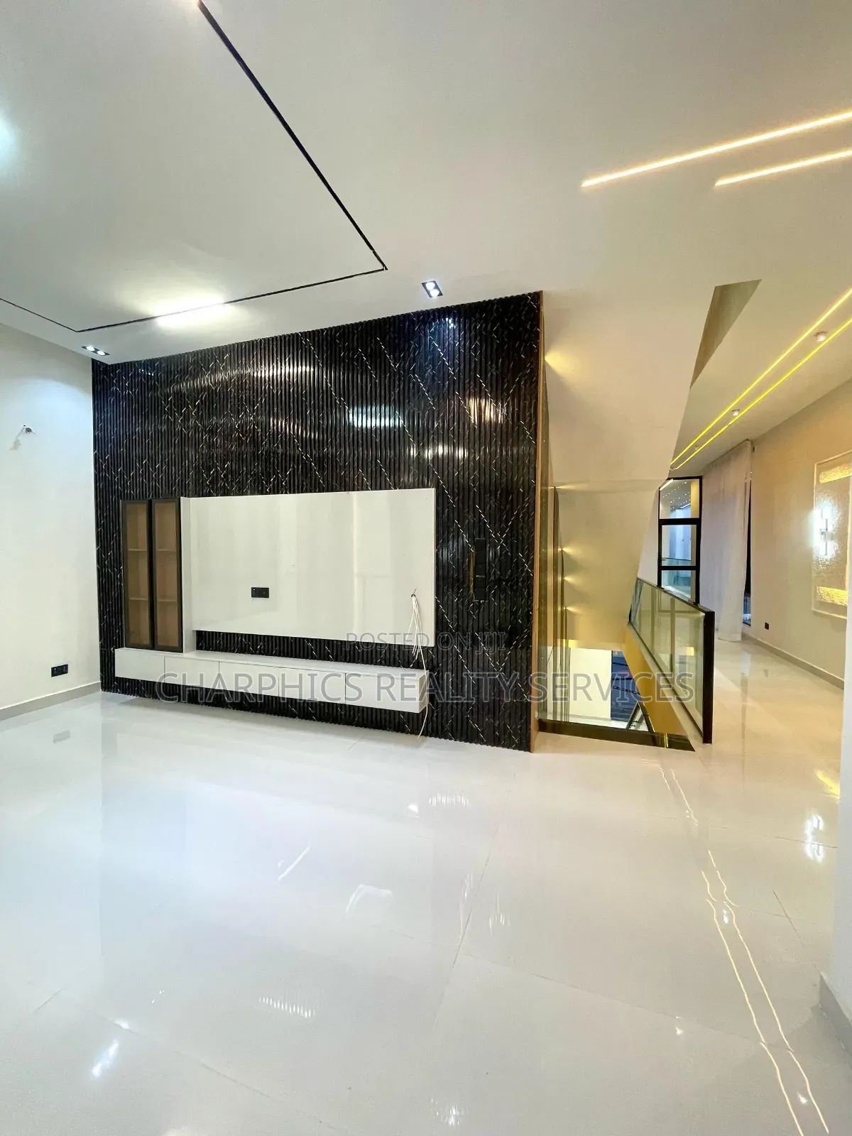 5bdrm Duplex in Chevron for sale in Chevron