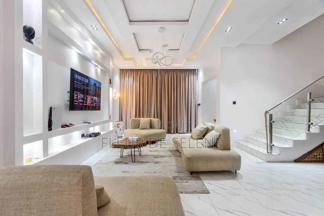 Unit 1/2 Cozy 4 Bedroom Airbnb in Lagos in Ikate