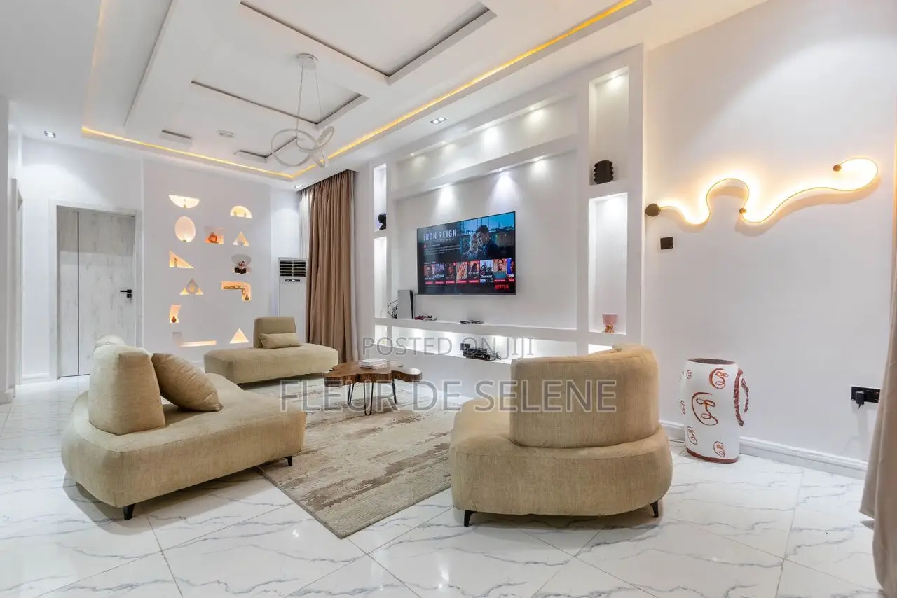 Unit 1/2 Cozy 4 Bedroom Airbnb in Lagos in Ikate