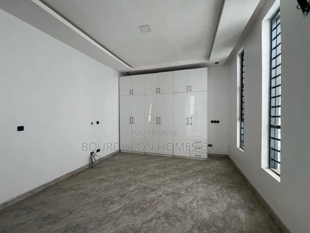 4bdrm Duplex in Chevron for sale in Chevron