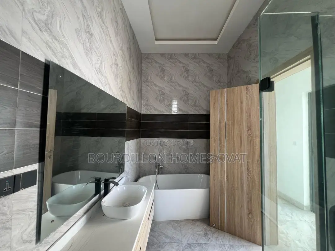 4bdrm Duplex in Chevron for sale in Chevron