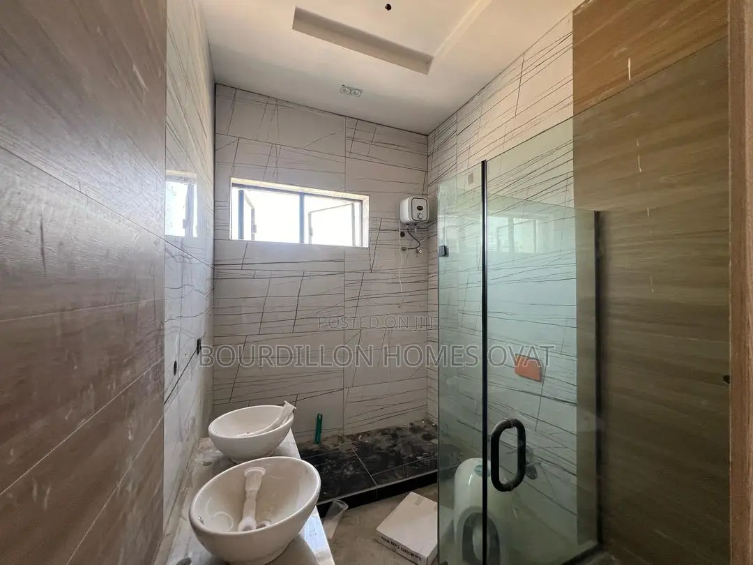 4bdrm Duplex in Chevron for sale in Chevron