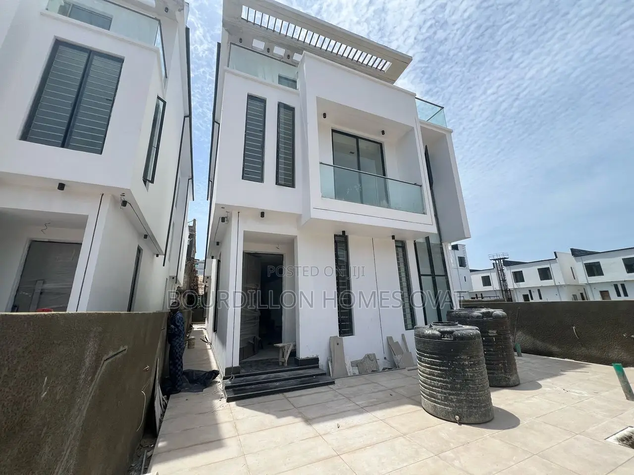 5bdrm Duplex in Chevron for sale in Chevron