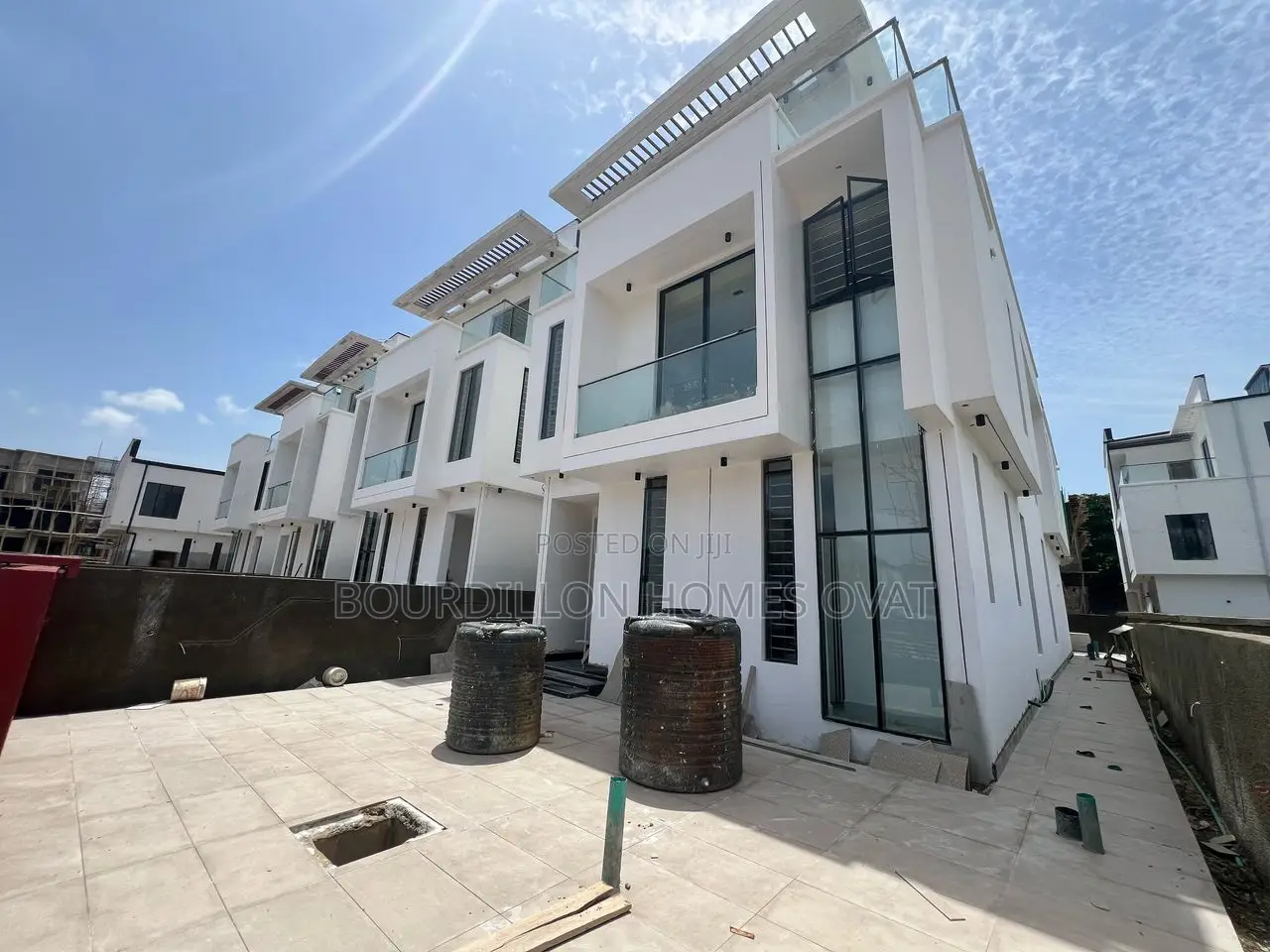 5bdrm Duplex in Chevron for sale in Chevron