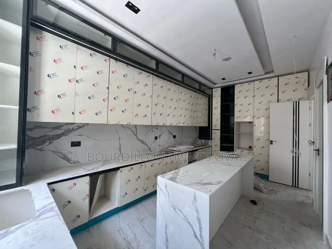 5bdrm Duplex in Chevron for sale in Chevron