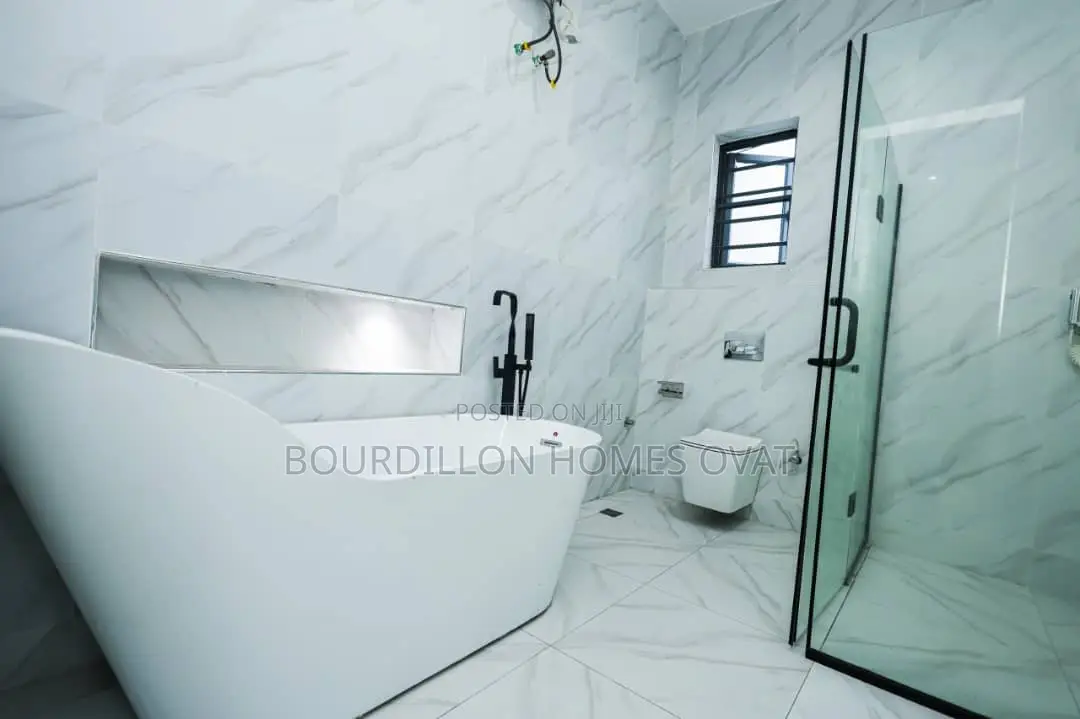 5bdrm Duplex in Chevron for sale in Chevron