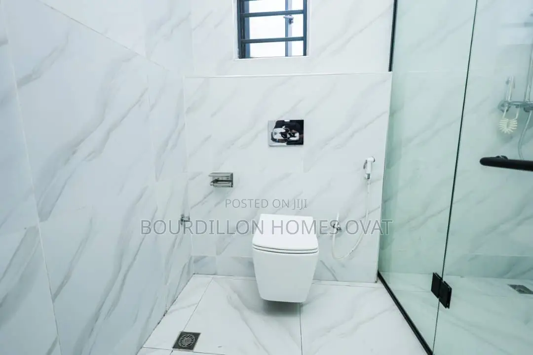 5bdrm Duplex in Chevron for sale in Chevron