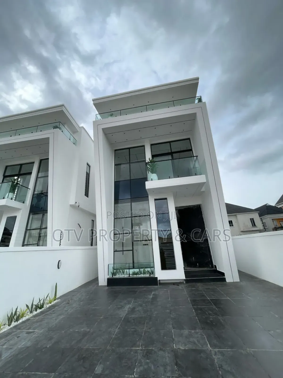 Furnished 5bdrm Duplex in Chevron for sale in Chevron
