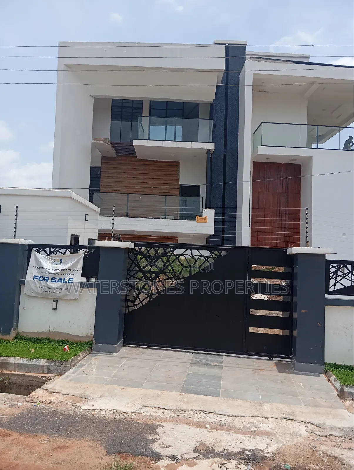 5bdrm Duplex in Federal Housing, Oshimili South for sale in Oshimili South
