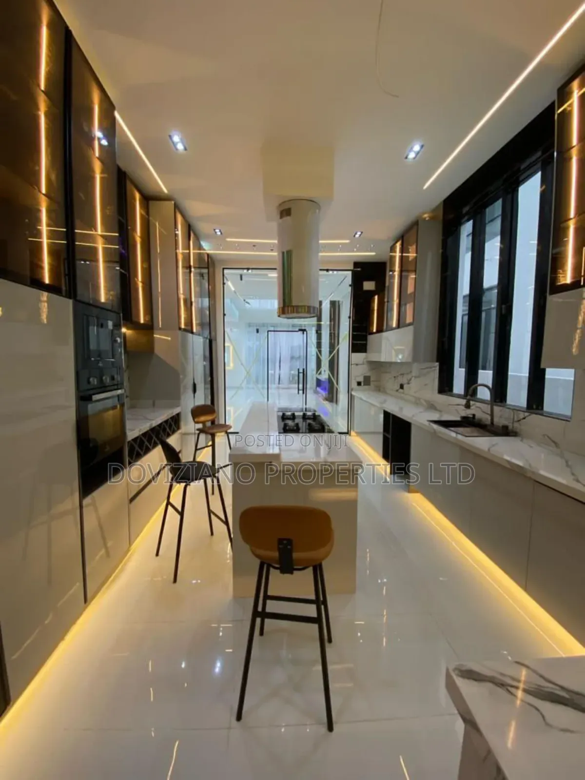 5bdrm Duplex in Ikota for sale in Ikota
