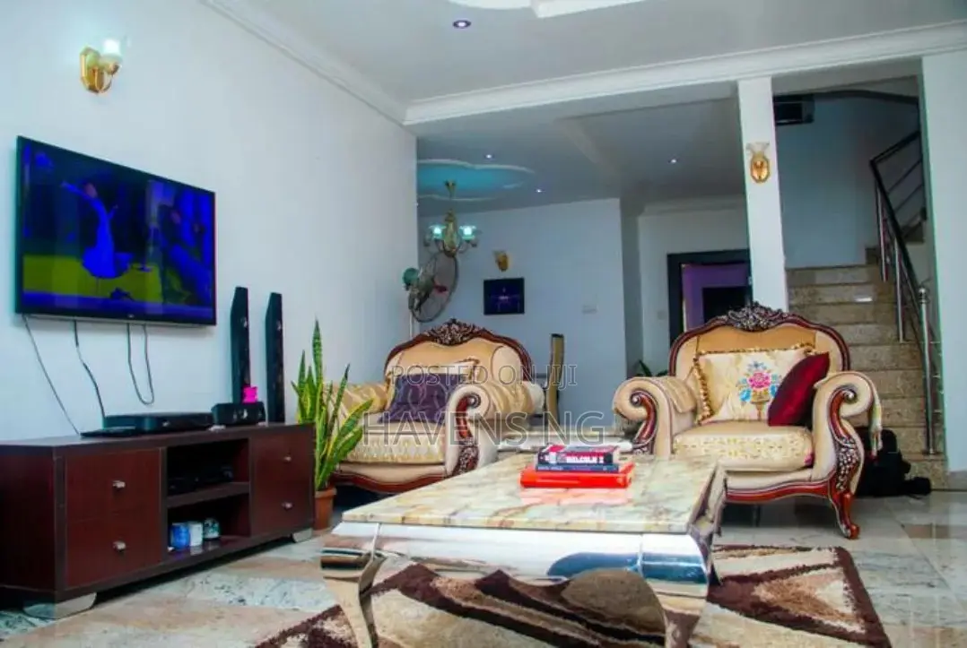 2 Bedroom Apartment With Modern Facilities in Apo Resettlement