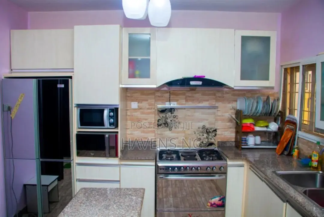 2 Bedroom Apartment With Modern Facilities in Apo Resettlement
