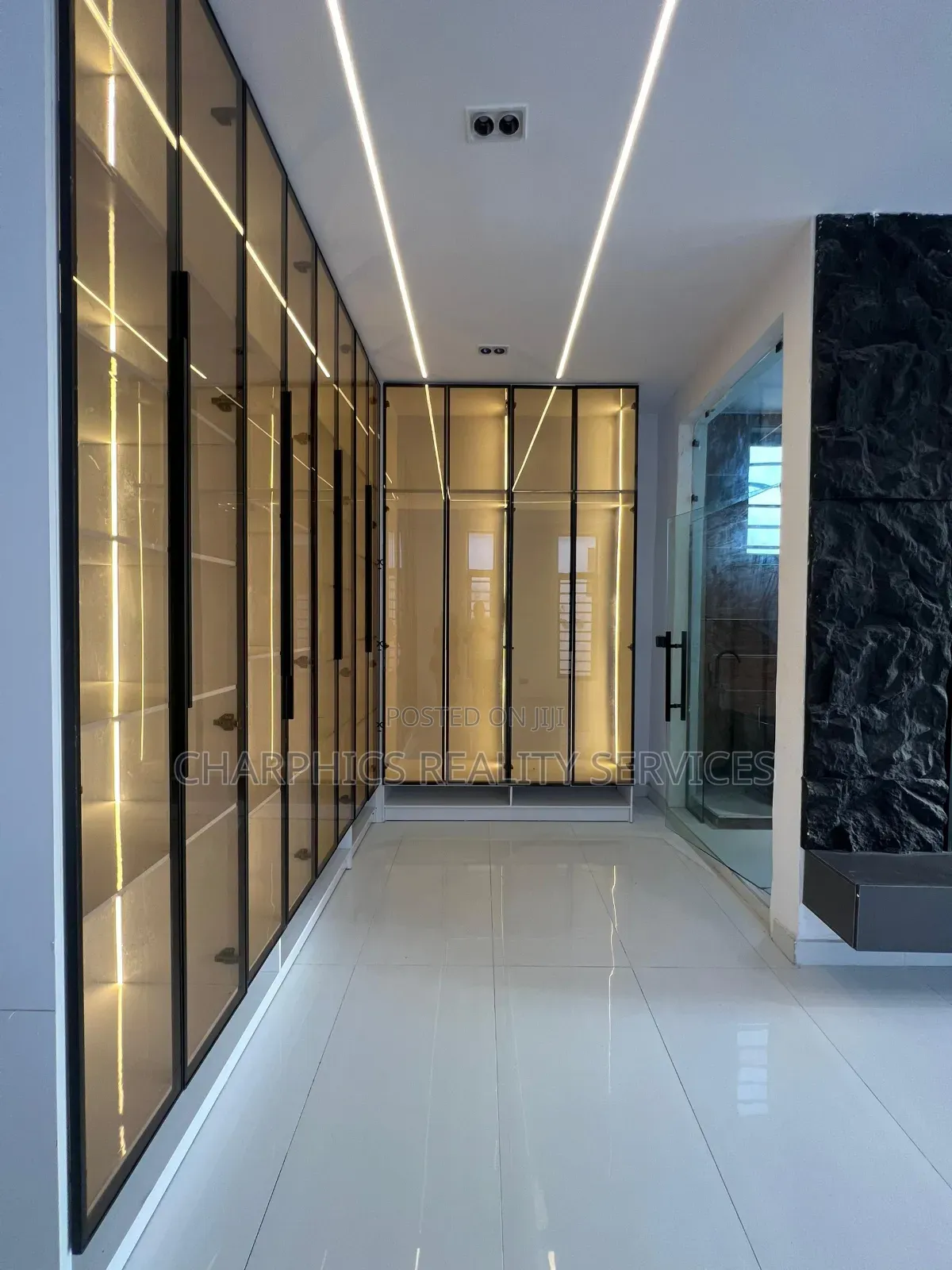 5bdrm Duplex in Ikota for sale in Ikota