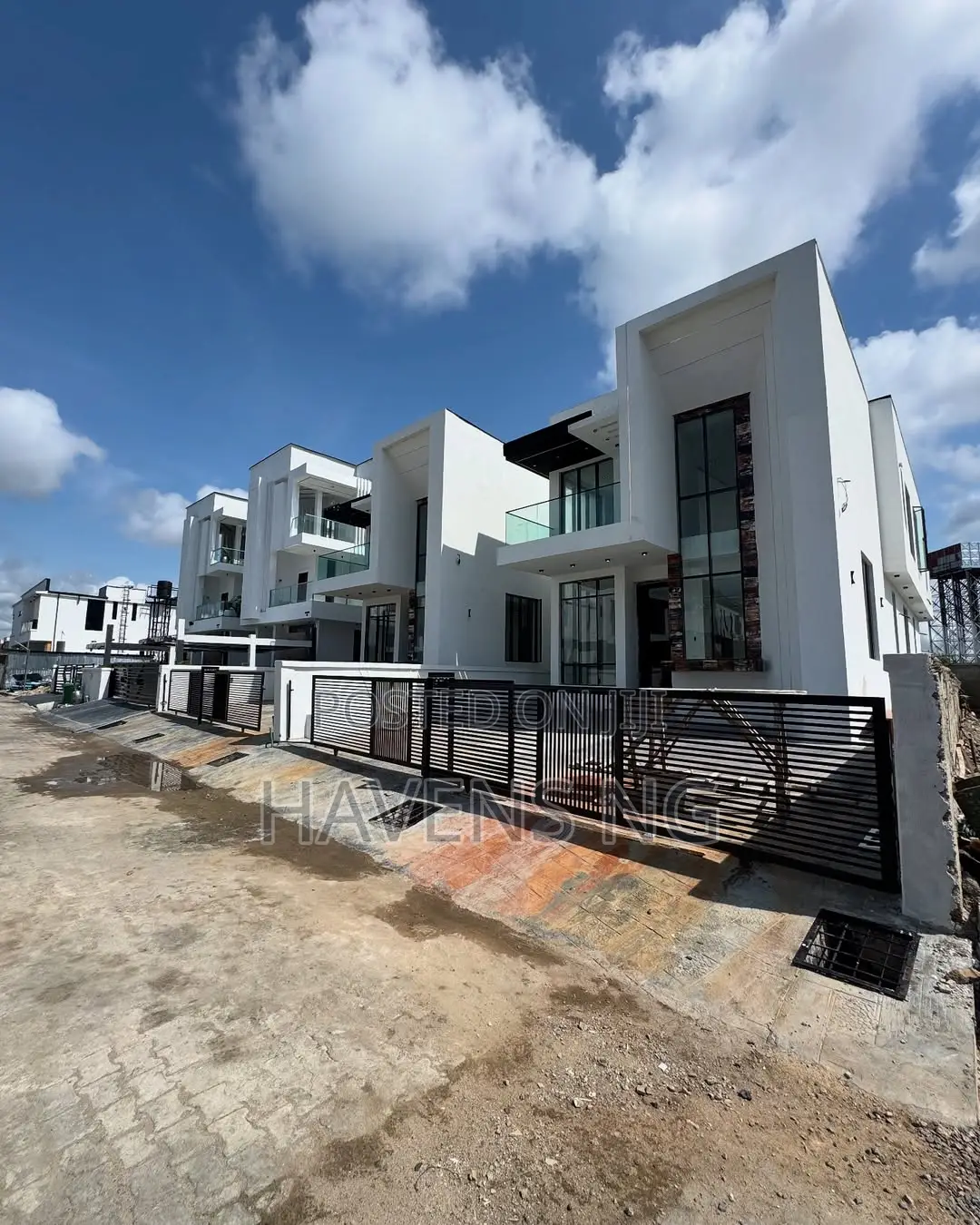 5bdrm Duplex in Chevron for sale in Chevron