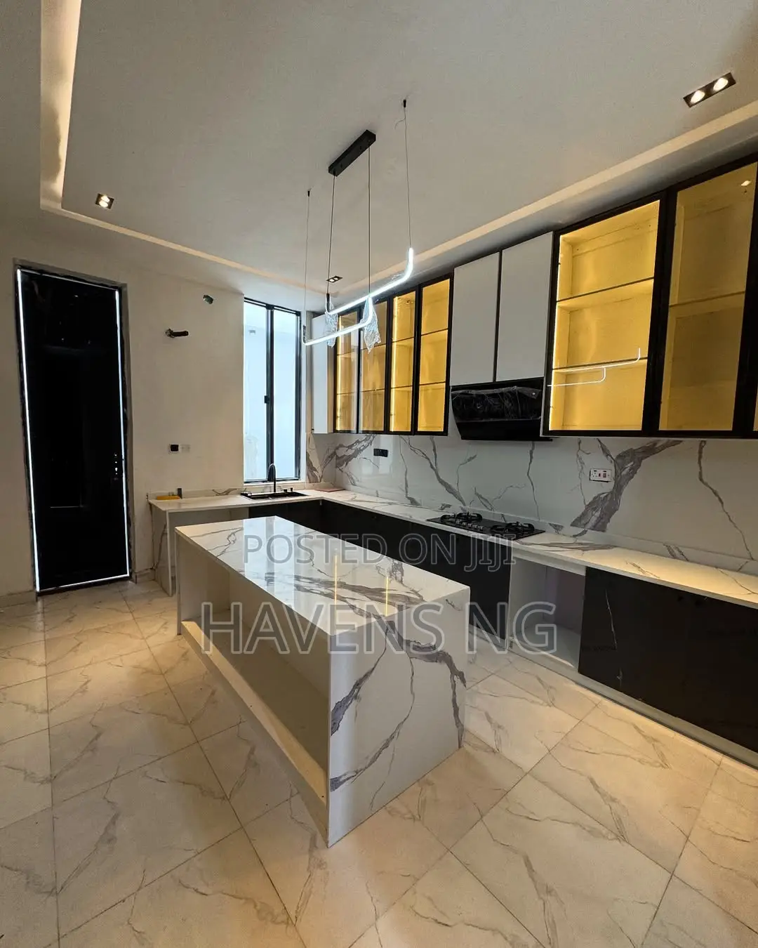5bdrm Duplex in Chevron for sale in Chevron