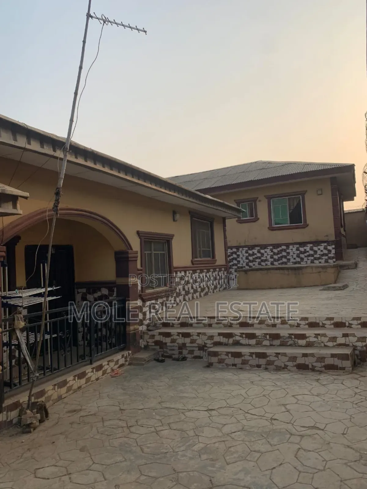 5bdrm Bungalow in Olowotedo Bustop, Obafemi-Owode for sale in Obafemi-Owode