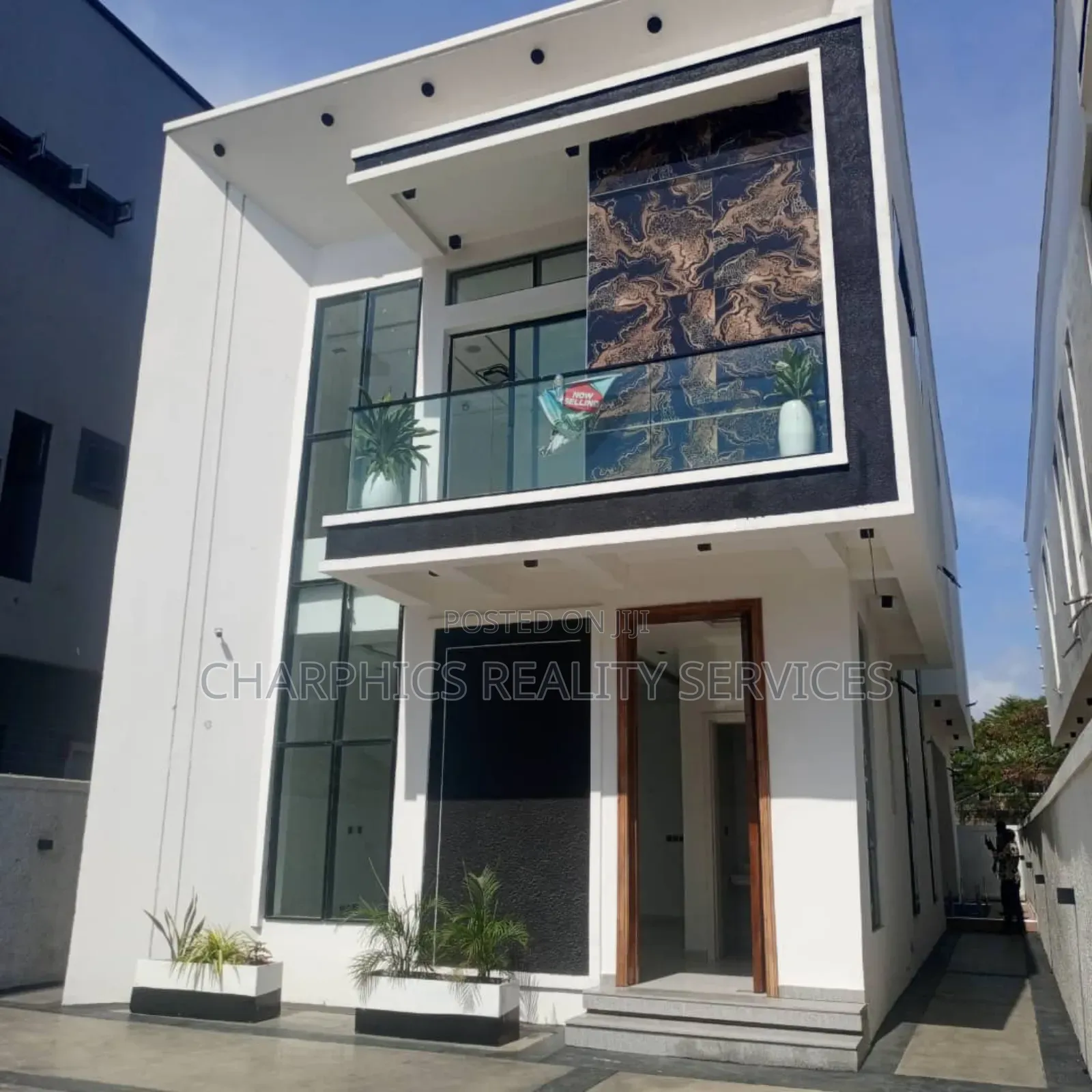 5bdrm Duplex in Chevron for sale in Chevron