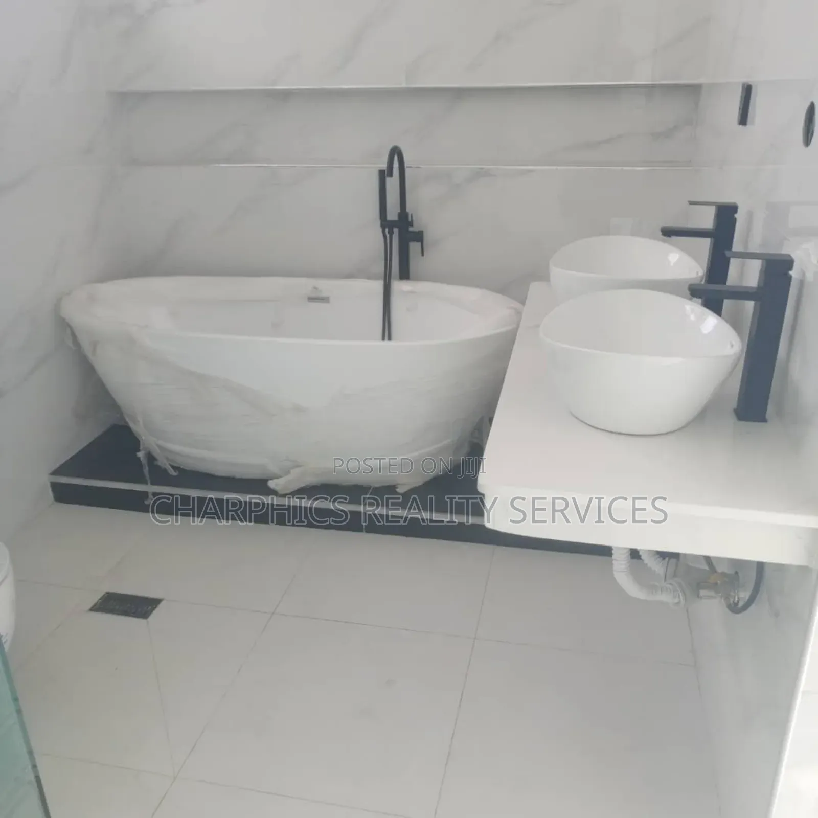 5bdrm Duplex in Chevron for sale in Chevron