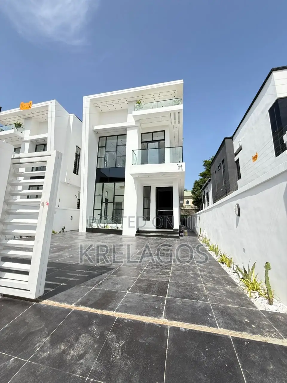 5bdrm Duplex in Chevron for sale in Chevron