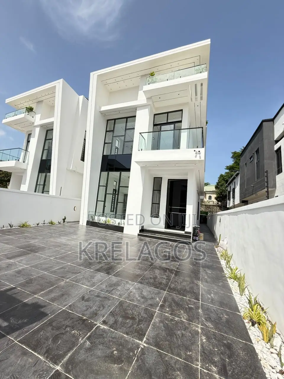 5bdrm Duplex in Chevron for sale in Chevron