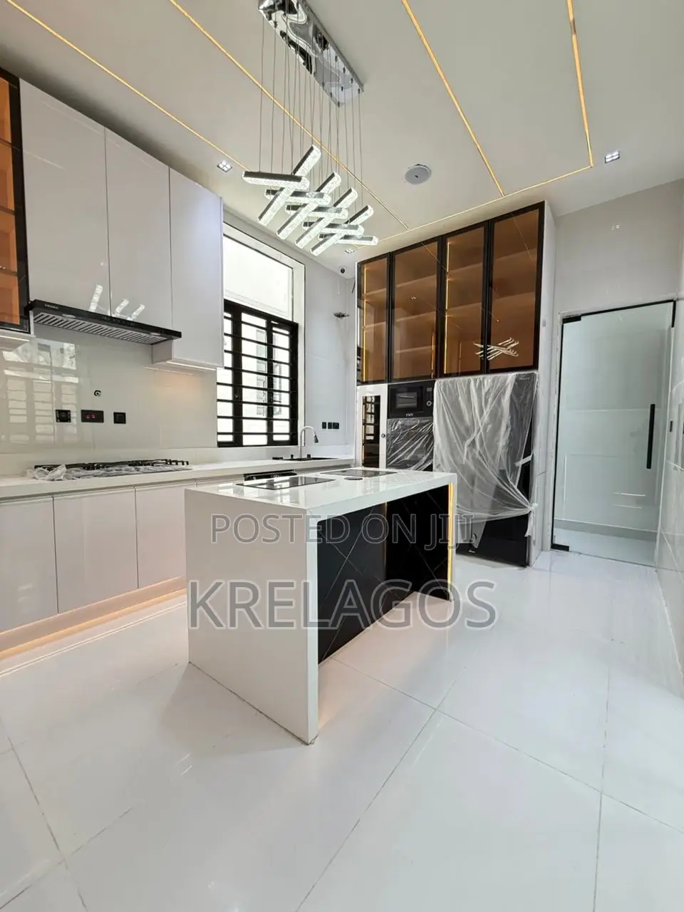 5bdrm Duplex in Chevron for sale in Chevron