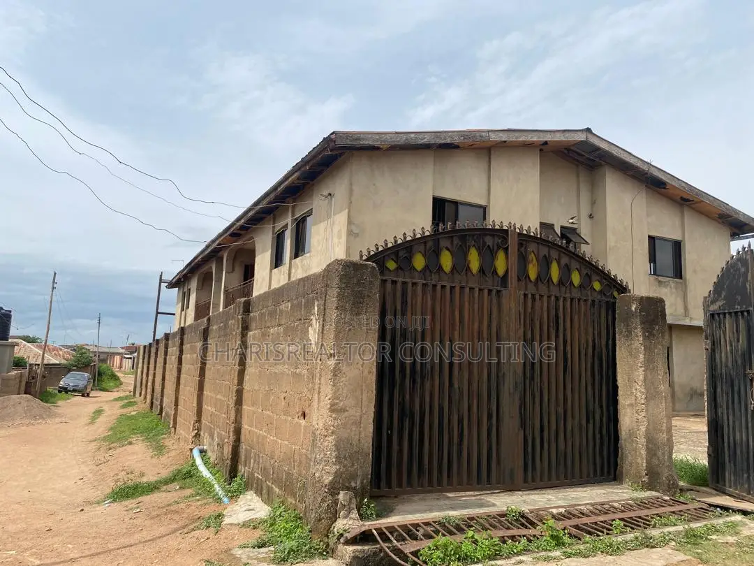 3bdrm Block of Flats in Ogo Oluwa, Alakia for sale in Alakia