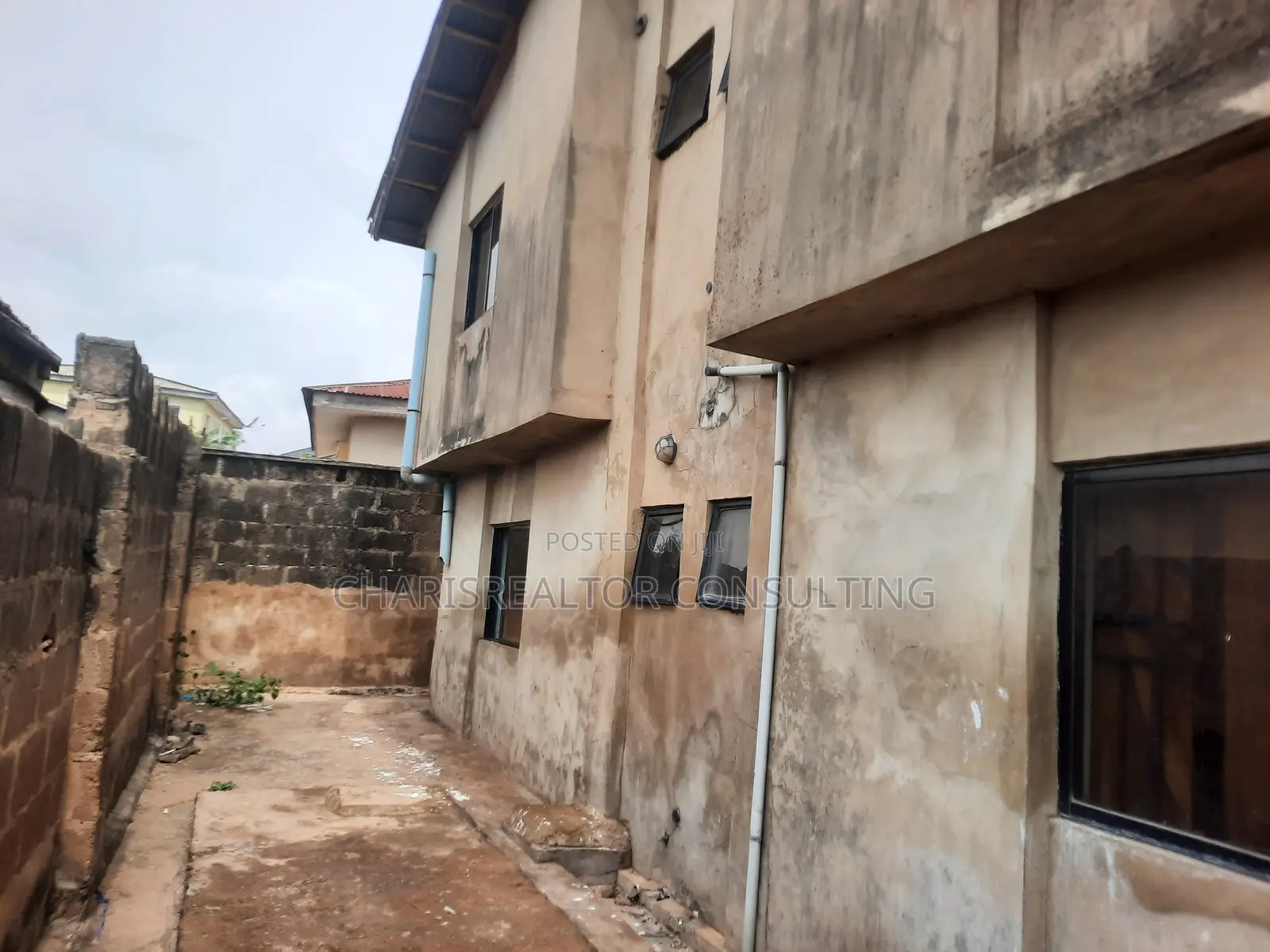 3bdrm Block of Flats in Ogo Oluwa, Alakia for sale in Alakia