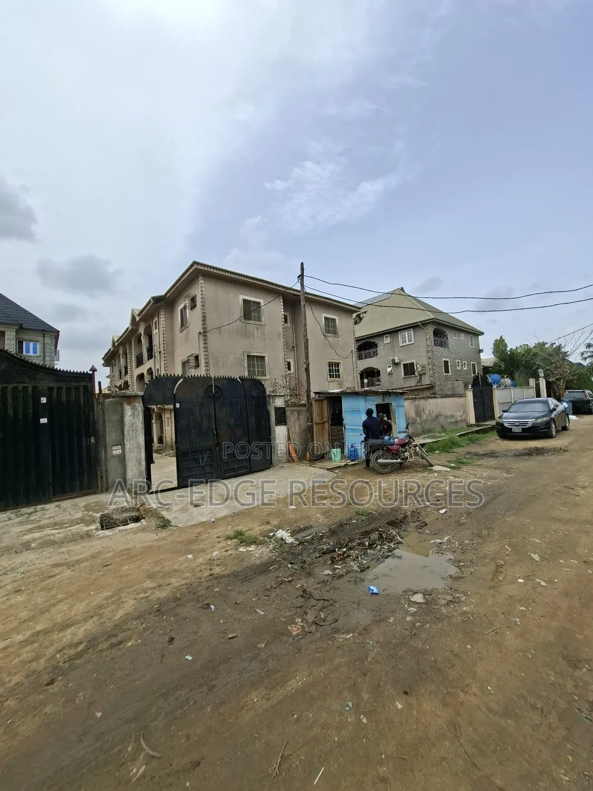 3bdrm Block of Flats in Okota for sale in Okota