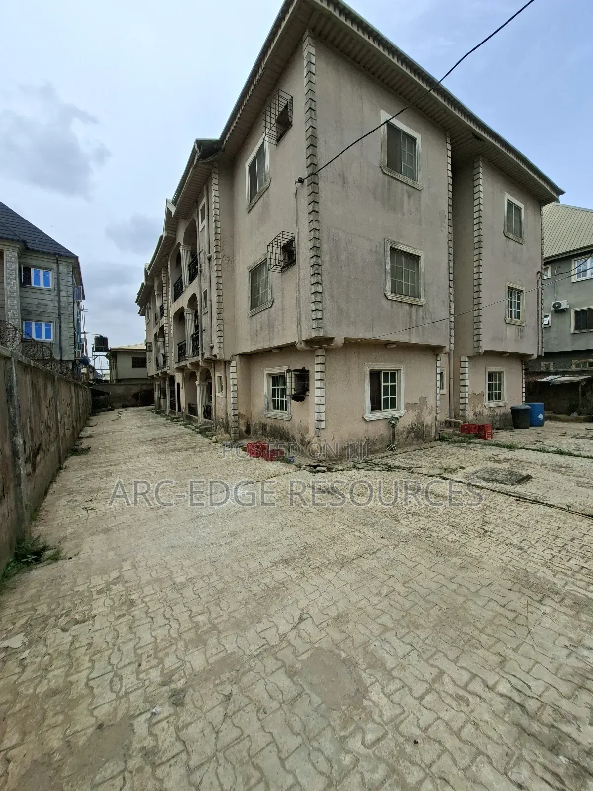 3bdrm Block of Flats in Okota for sale in Okota