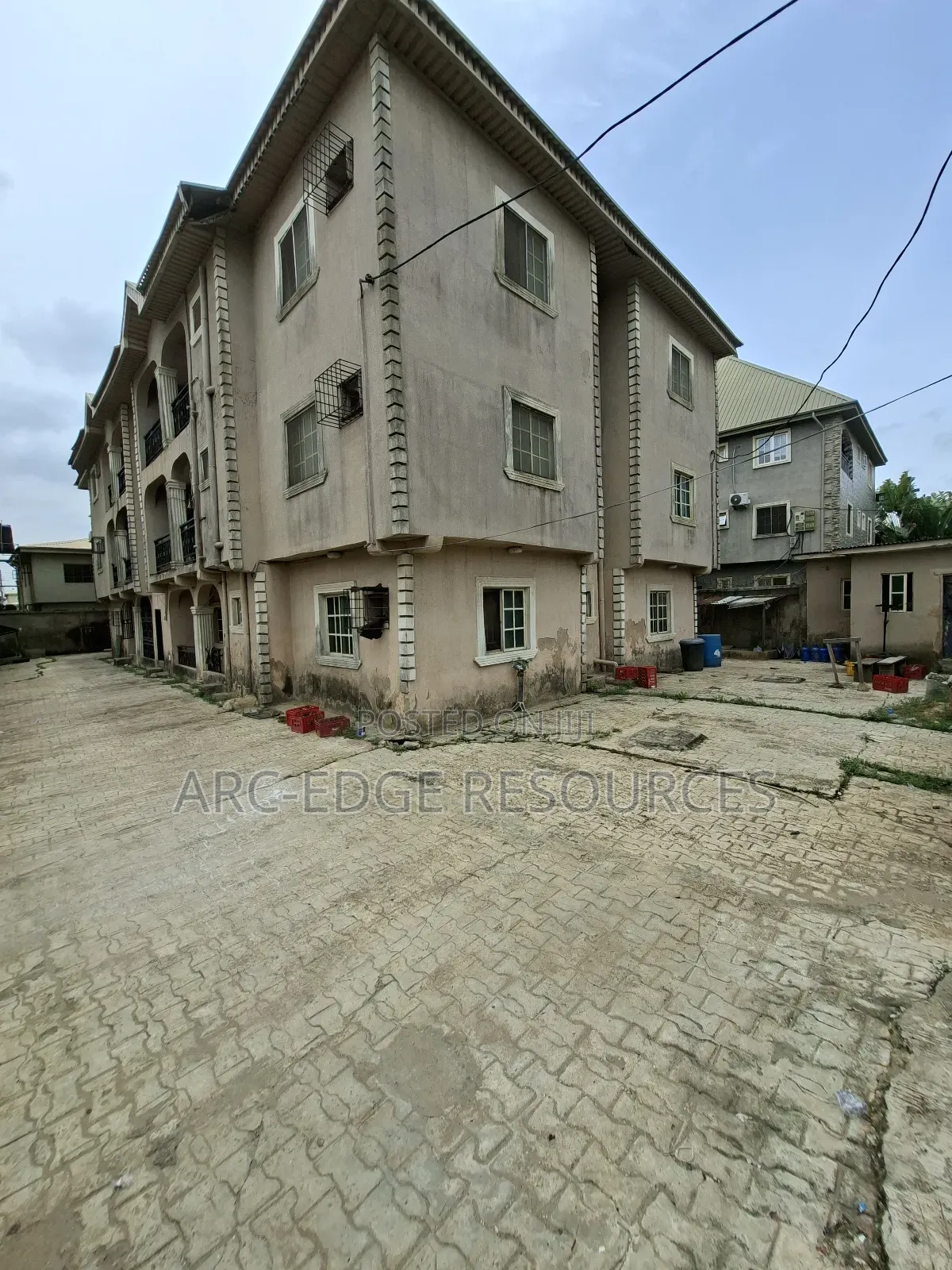 3bdrm Block of Flats in Okota for sale in Okota