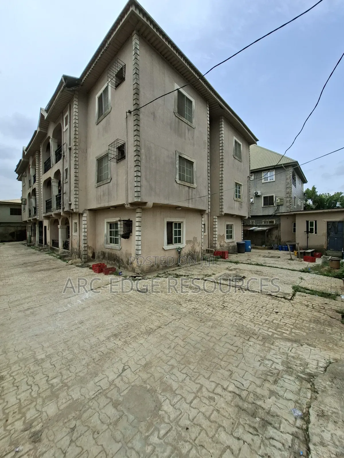 3bdrm Block of Flats in Okota for sale in Okota