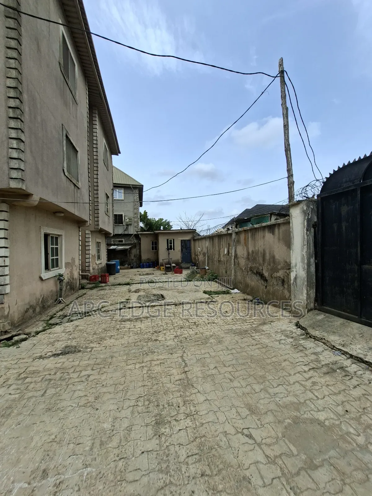 3bdrm Block of Flats in Okota for sale in Okota