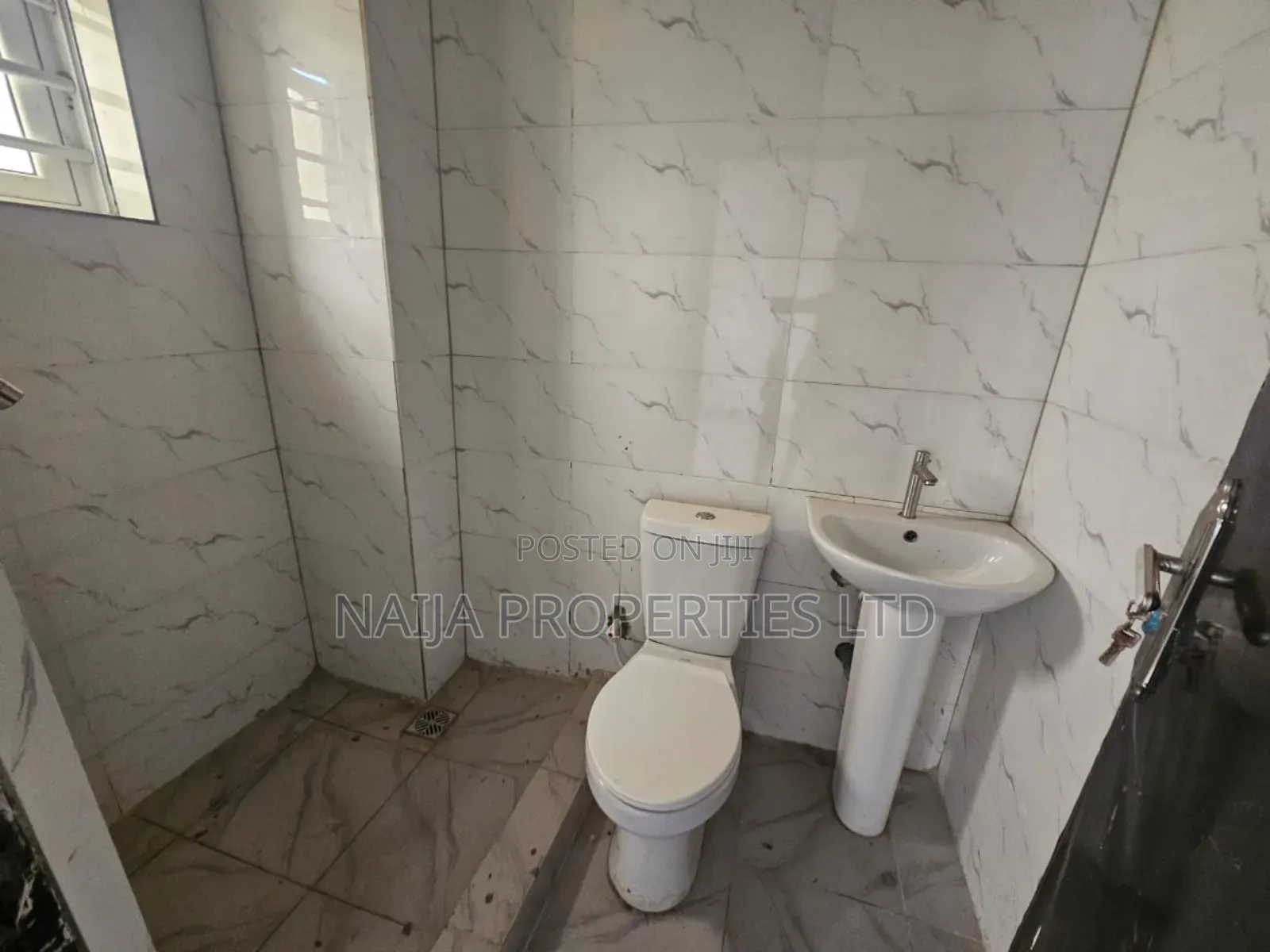 3bdrm Apartment in Off Kingsway, Ikoyi for sale in Ikoyi