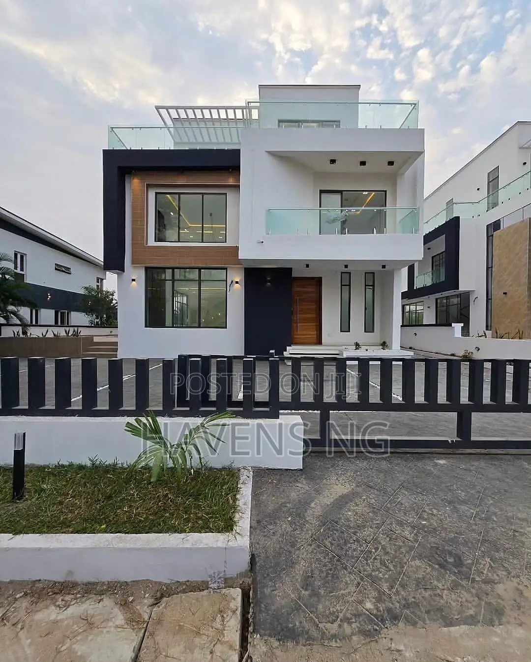 5bdrm Duplex in Lekki Phase 1 for sale in Lekki Phase 1