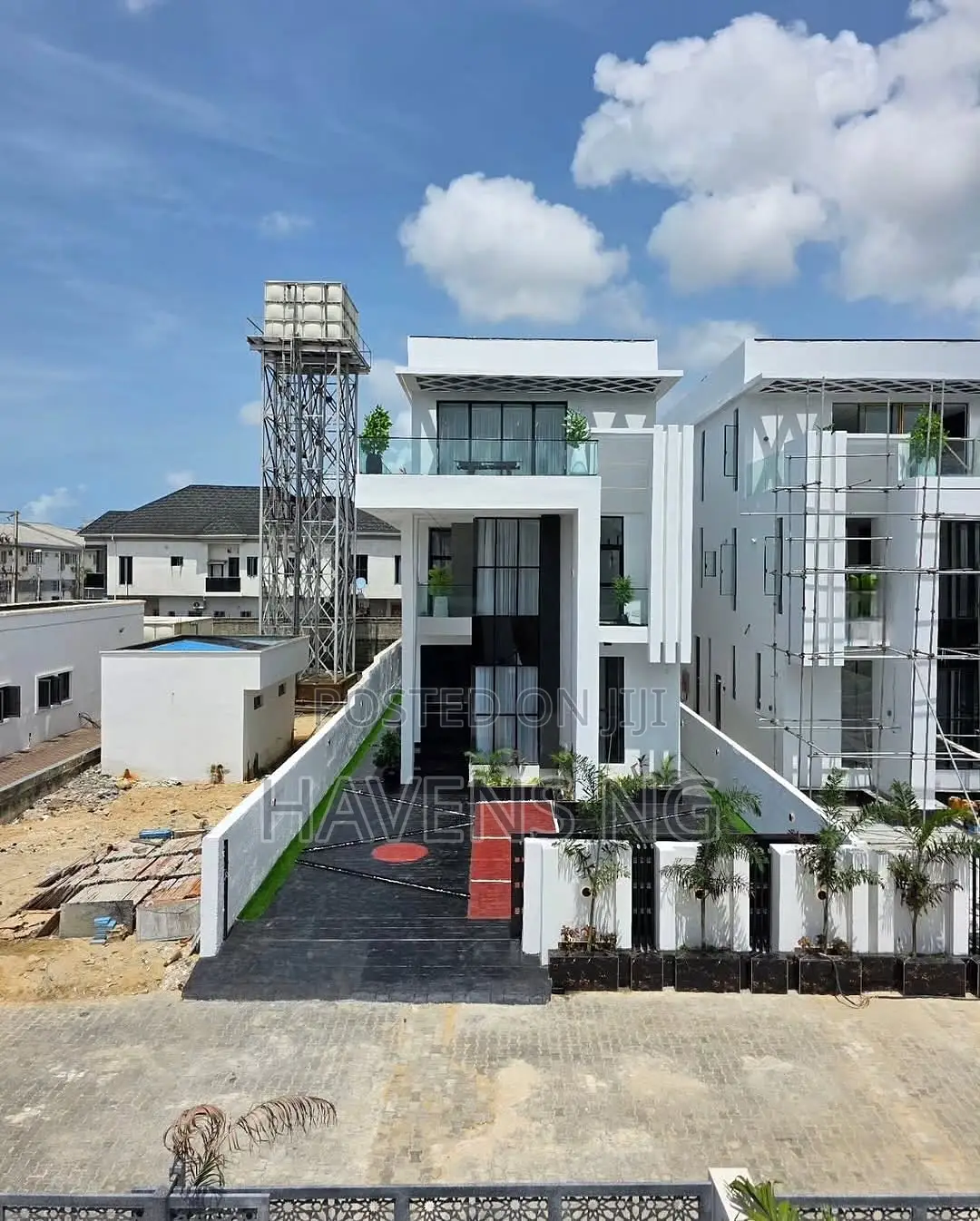 5bdrm Duplex in Chevron for sale in Chevron