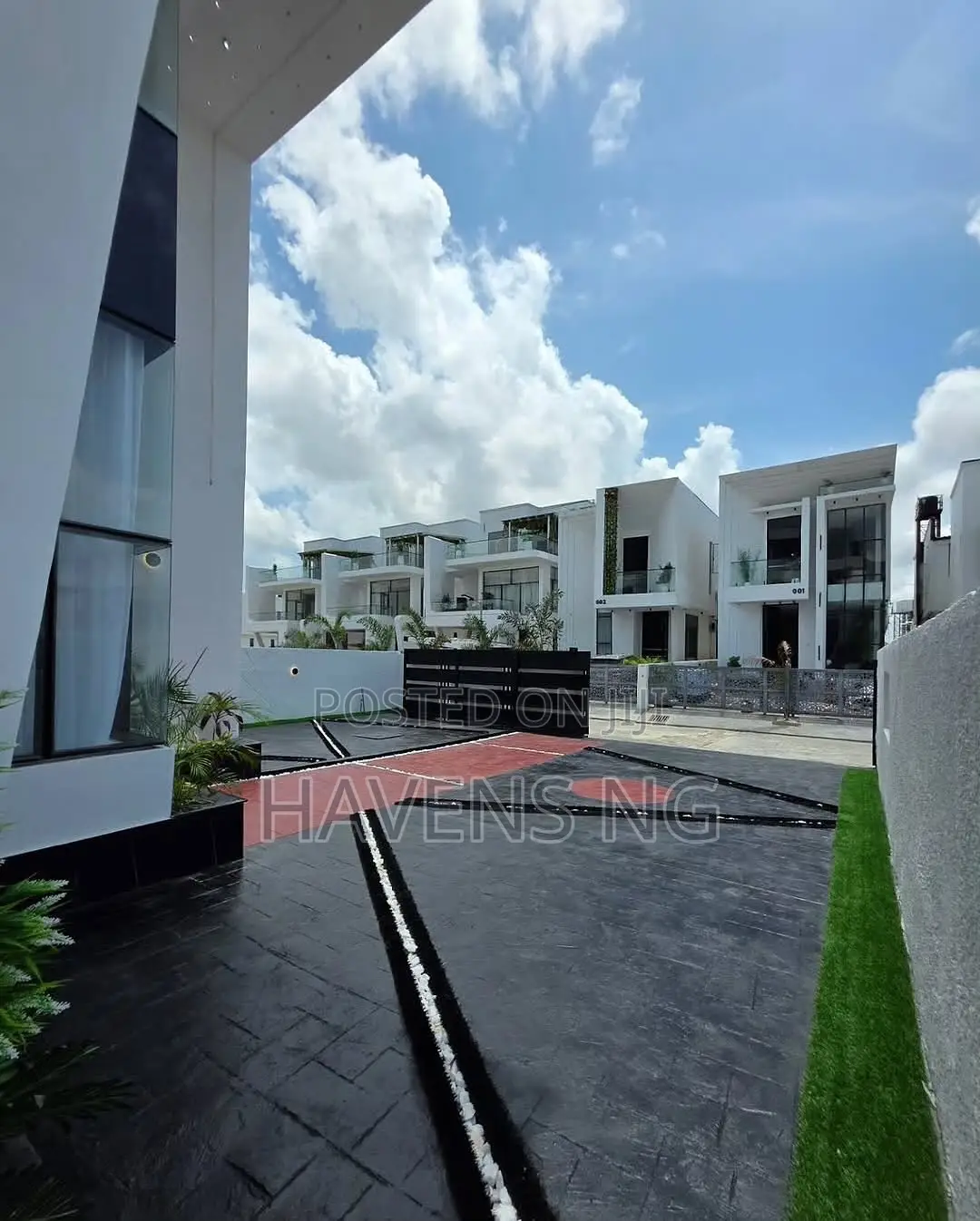 5bdrm Duplex in Chevron for sale in Chevron