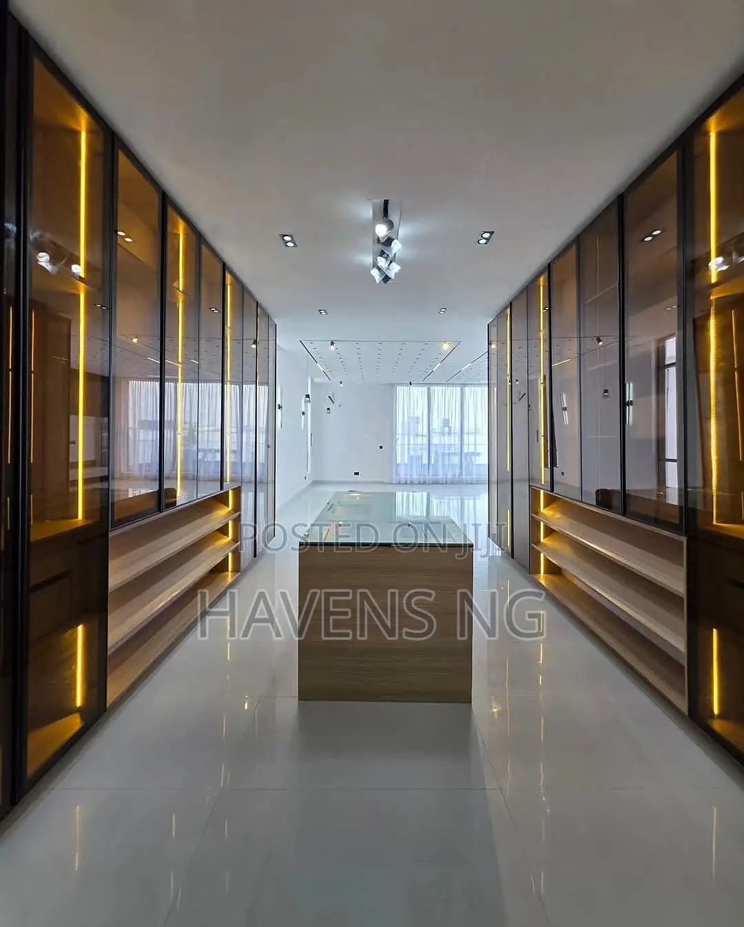 5bdrm Duplex in Chevron for sale in Chevron