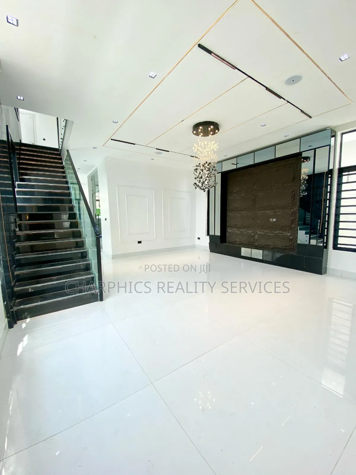 5bdrm Duplex in Chevron for sale in Chevron
