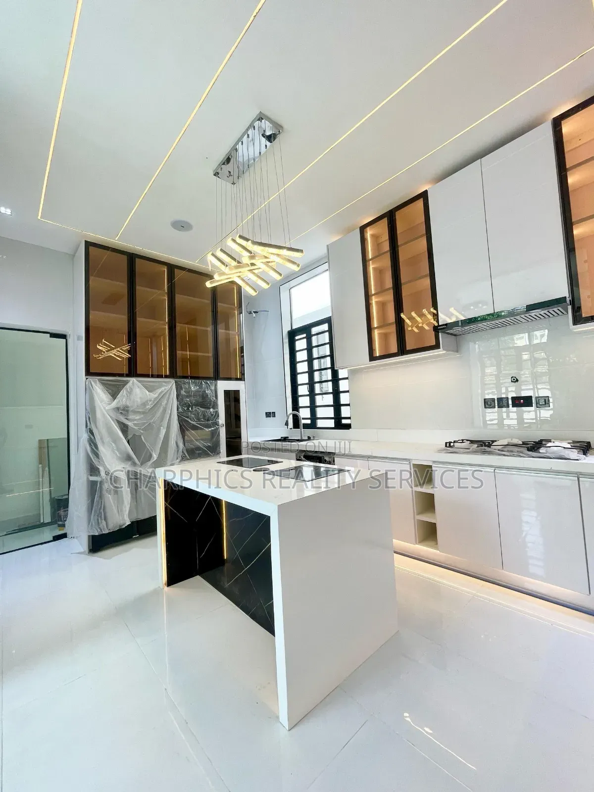 5bdrm Duplex in Chevron for sale in Chevron