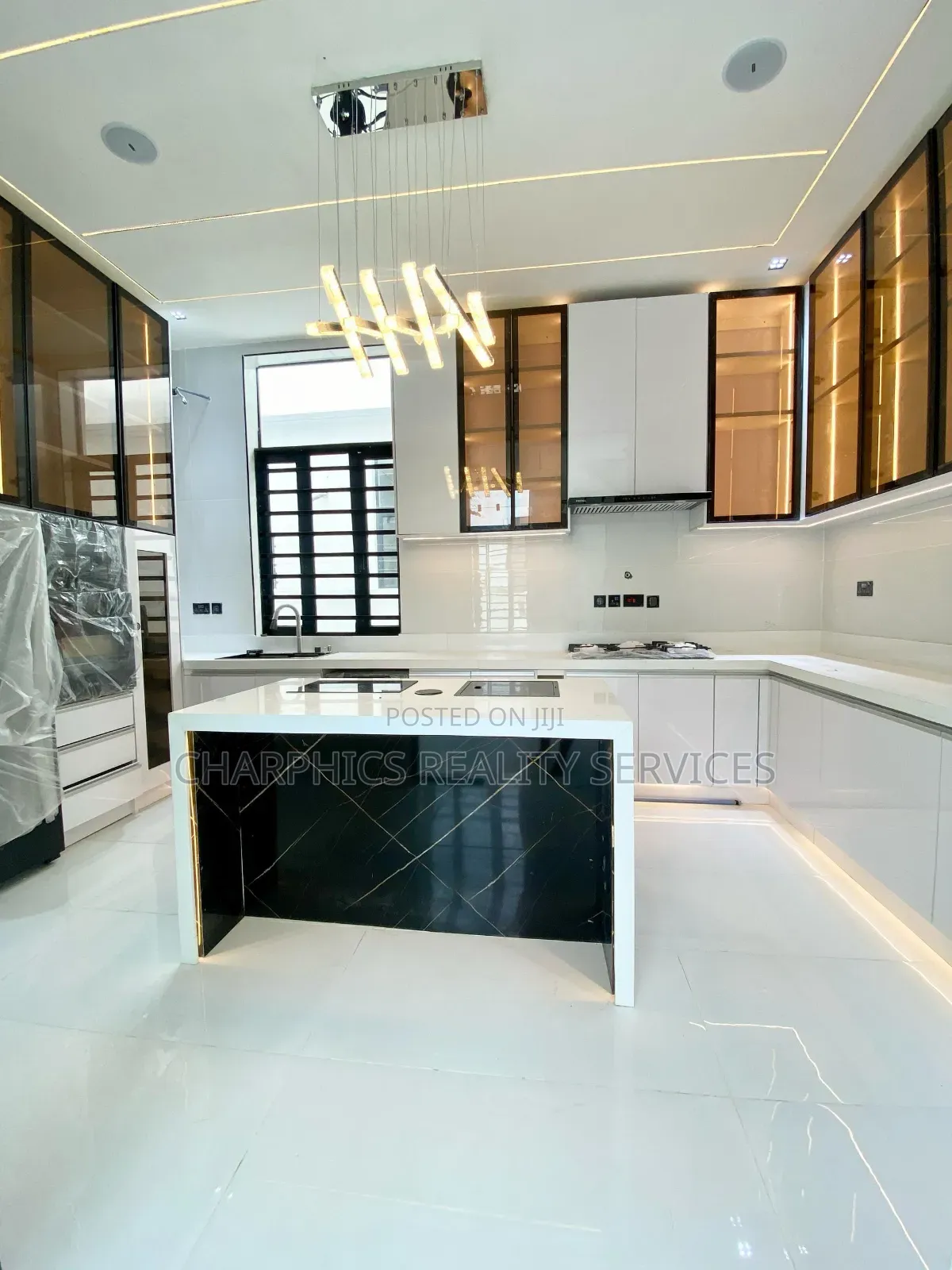 5bdrm Duplex in Chevron for sale in Chevron
